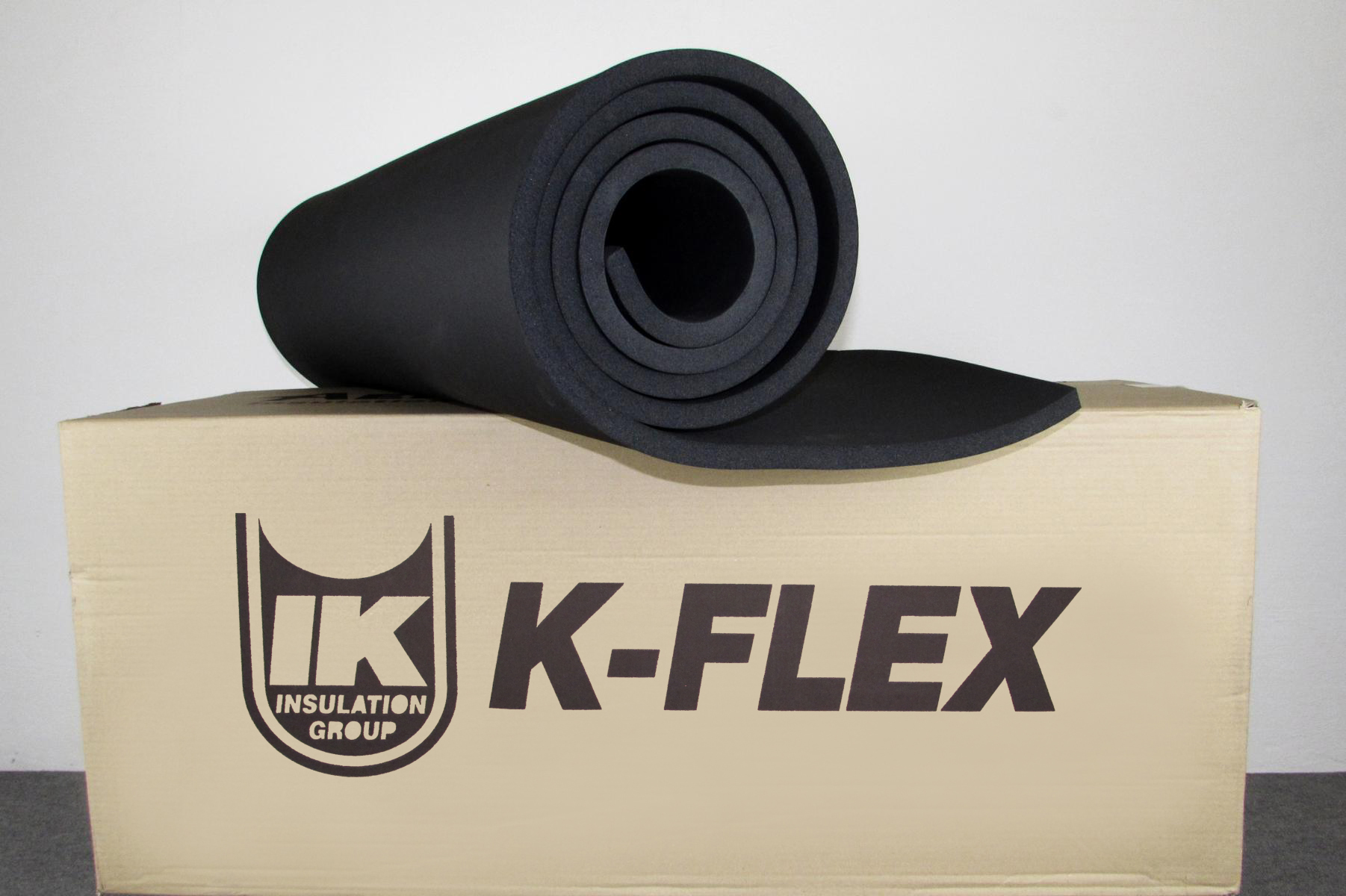 K-Flex Kautschukplatte zusammengerollt auf Karton
