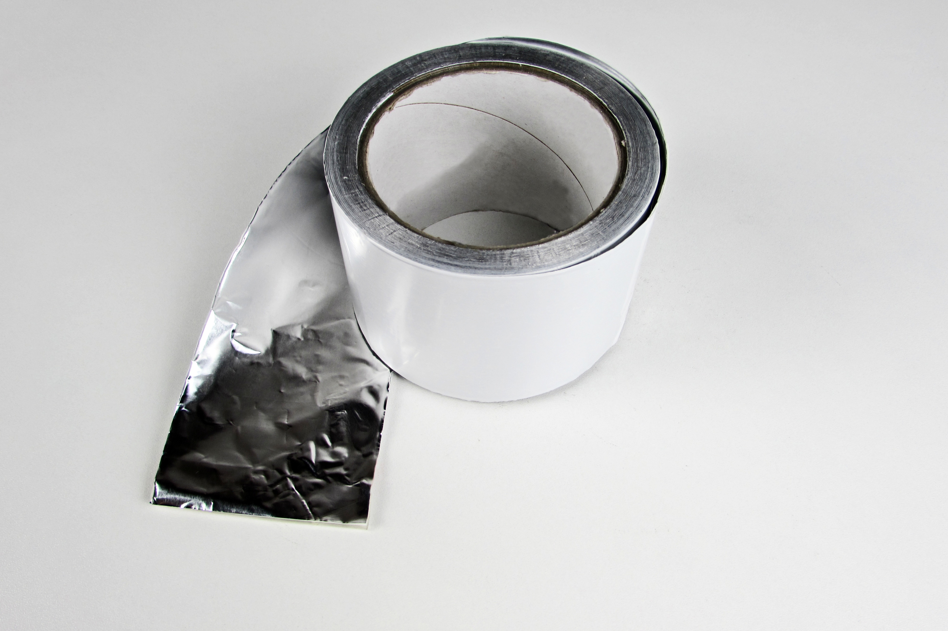 eine Rolle Coroplast-Reinaluminium-Klebeband
