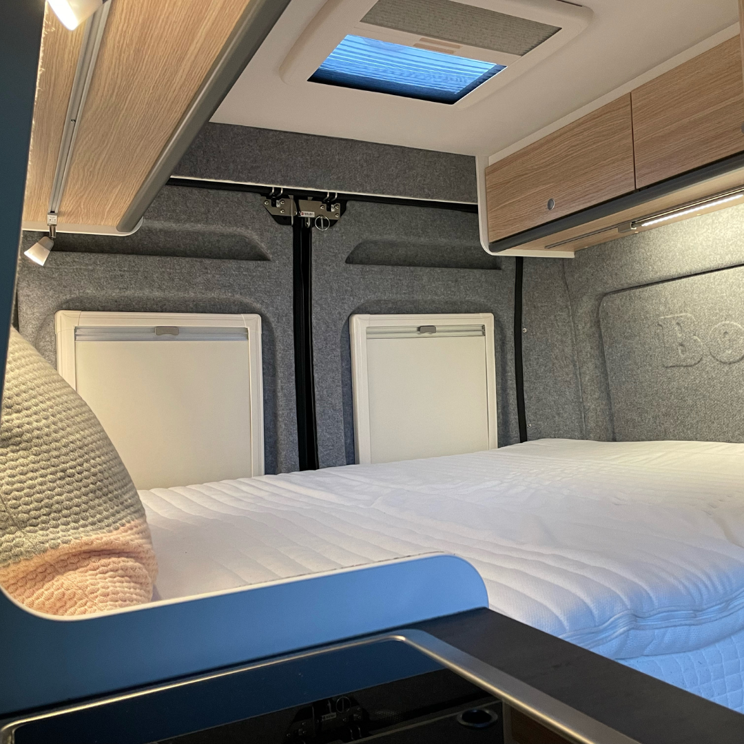 Camperinnenraum mit silbergrauer Filzverkleidung