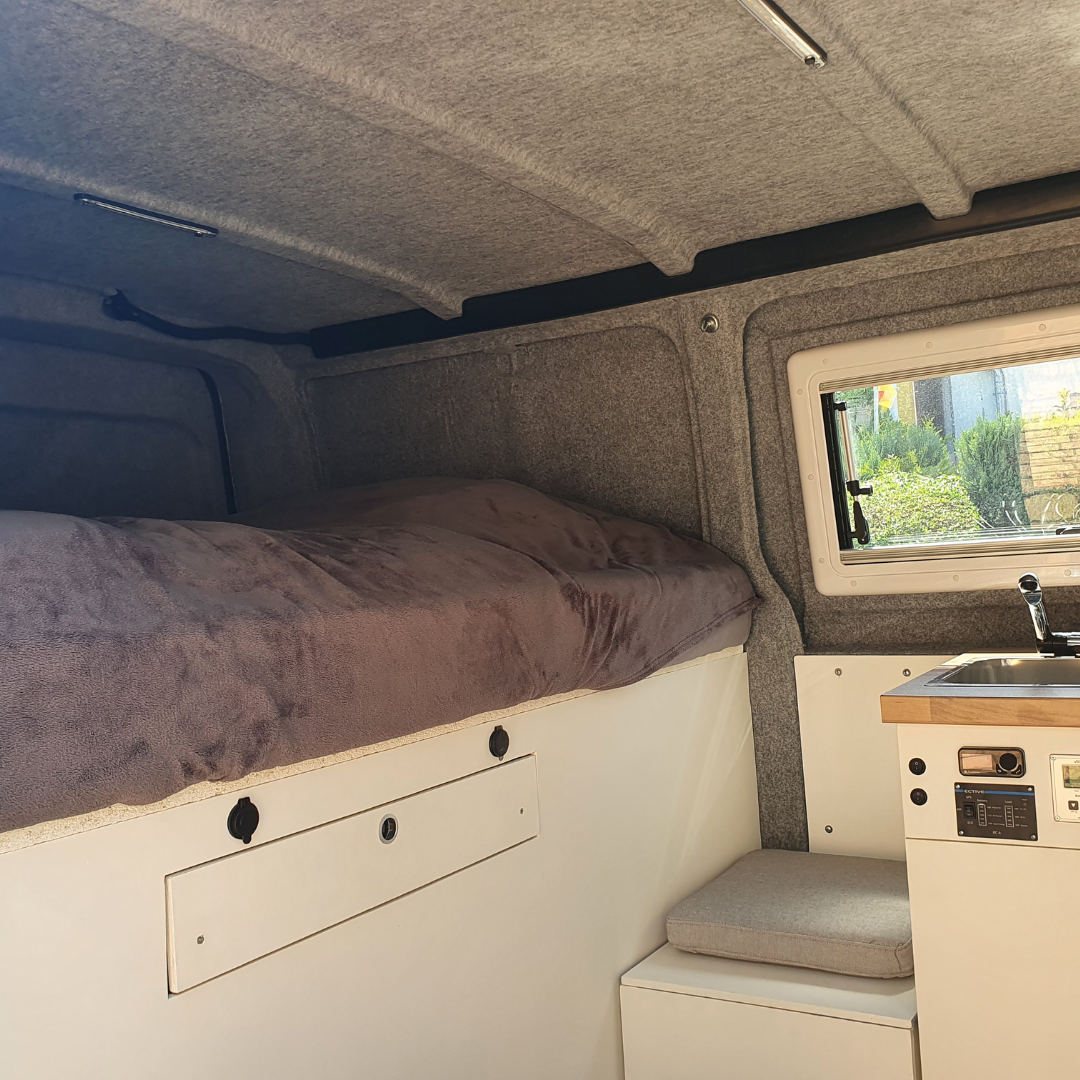 Camperinnenraum mit silbergrauer Filzverkleidung