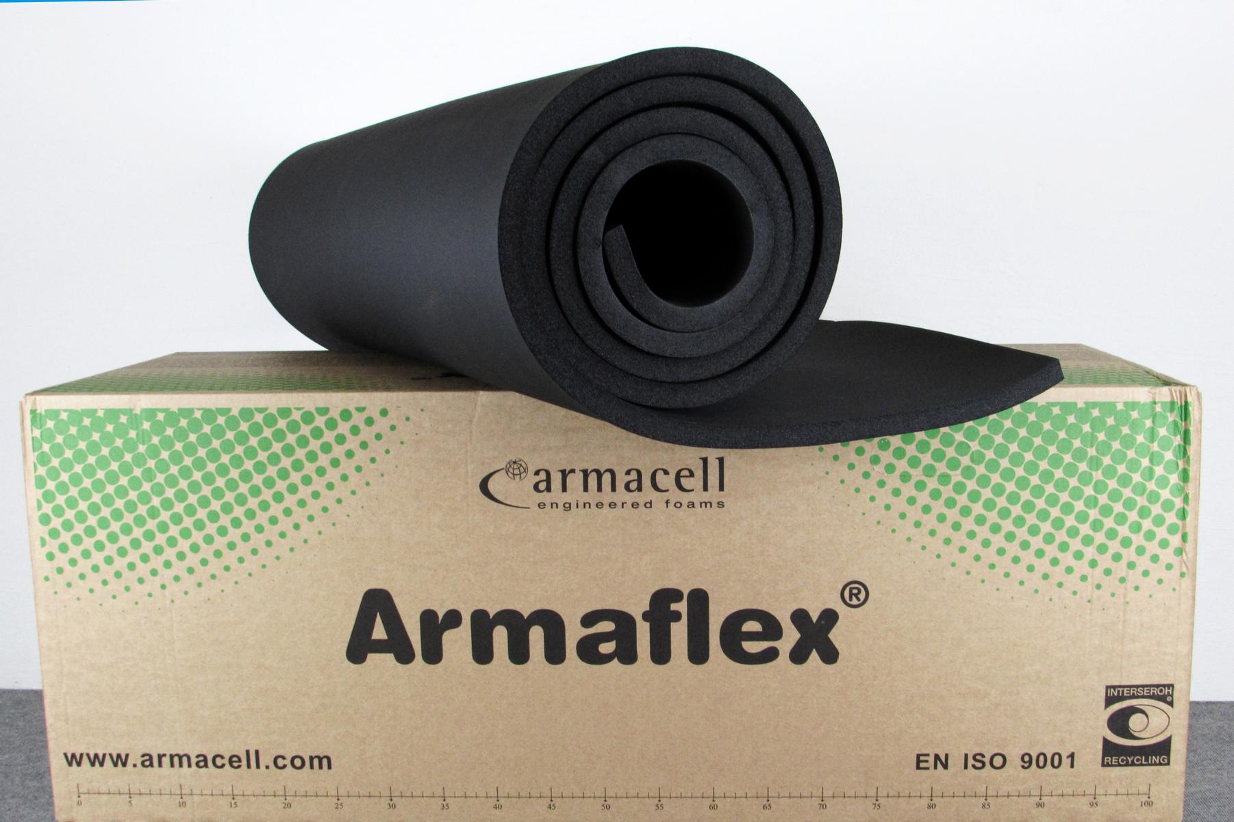 eine Rolle Armaflex Kautschukplatte auf Karton